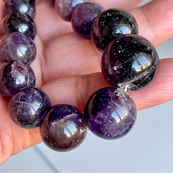 Vintage Graduated Purple Amethyst Beaded 15” Long Necklace with Barrel Clasp - Picture 4 of 15